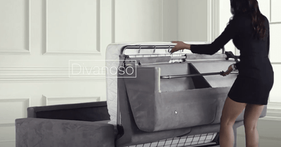 Soggiorno formale con divano letto a ribalta: quando la casa è anche luogo di lavoro