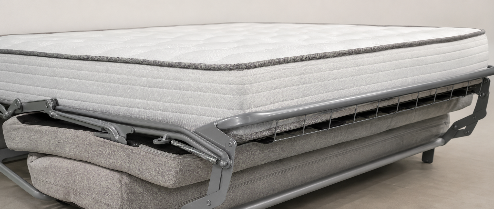 Dettaglio del materasso e del meccanismo del divano letto